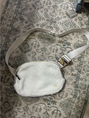 Lulu Lemon Sherpa cross body back